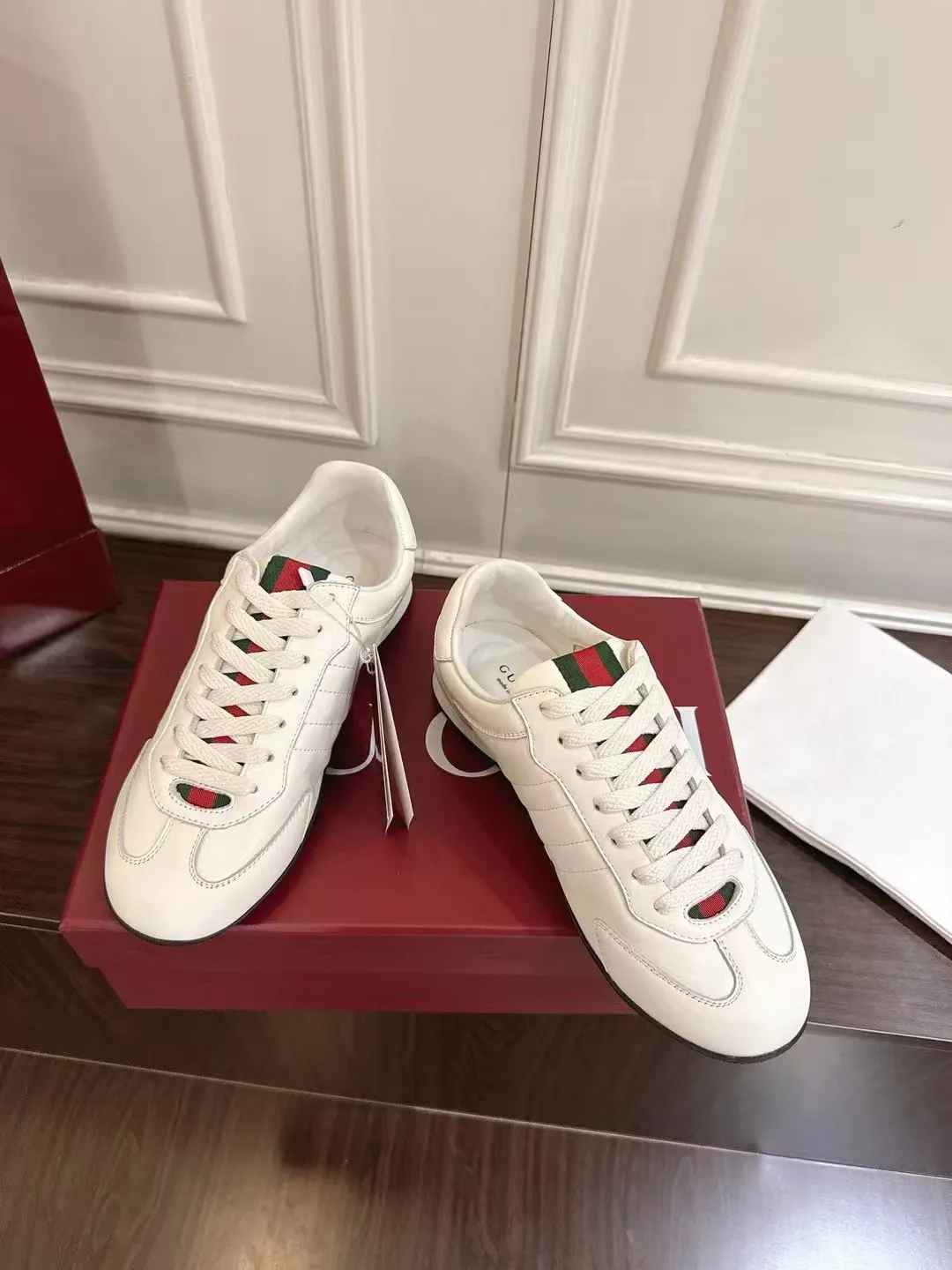 P420 new men's shoes GUCCI [Lightning] latest shoes are shipped. Original quality, fashionable, special materials, inner mesh, brand new packaging. The foot feels super comfortable and the workmanship is impeccable. Size: 38-45